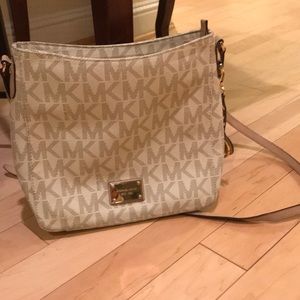 Michael Kors LIKE NEW Cream/Tan bag (logos)